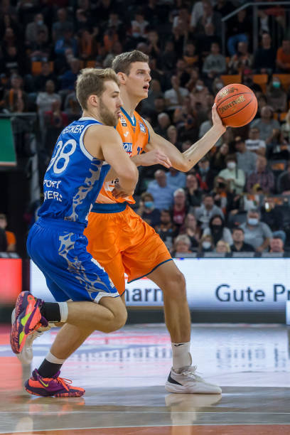 一位身披红 一位身披红